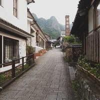 鍋島探訪「大川内山」の石畳沿いに続く古い町並みの写真
