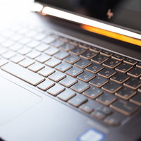 光沢のあるモバイルPCのキーボードと画面の写真