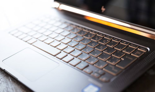 光沢のあるモバイルPCのキーボードと画面