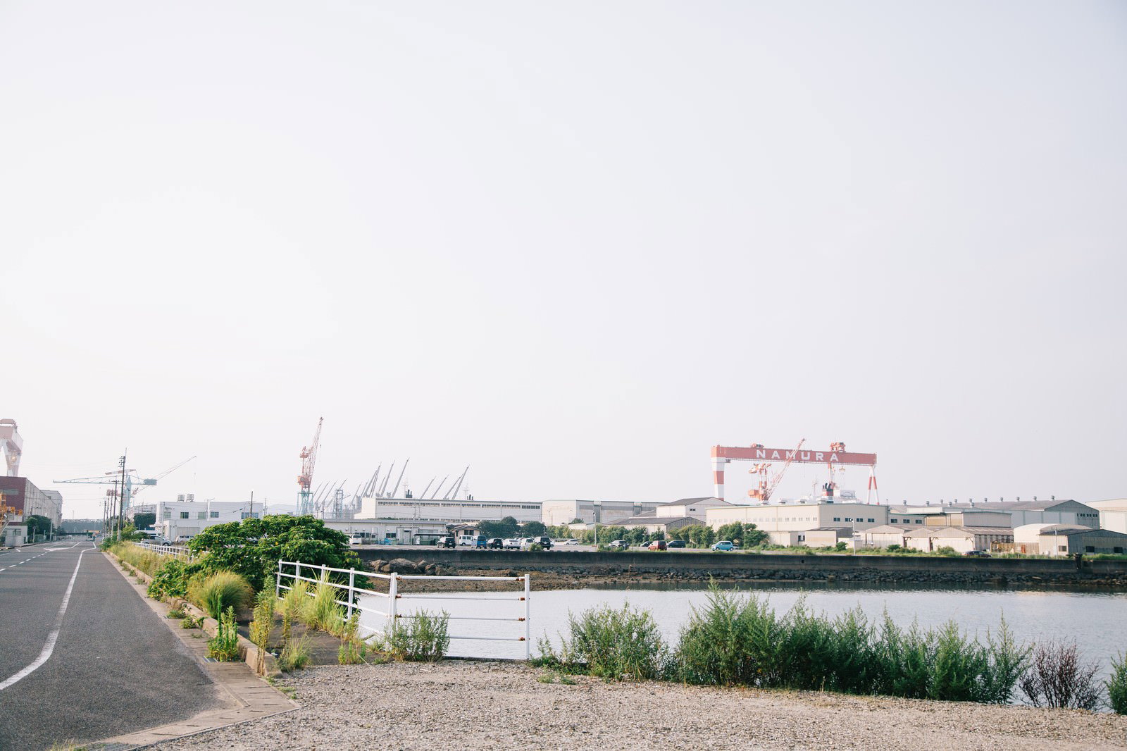 伊万里市の川沿い工業地帯とクレーン