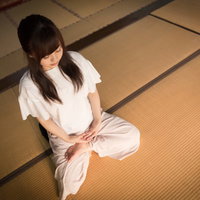 座禅で呼吸を整え集中する女性の姿 佐賀県伊万里市の寺での瞑想体験の写真