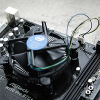 CPUファンをマザーボードに取り付けた状態の写真
