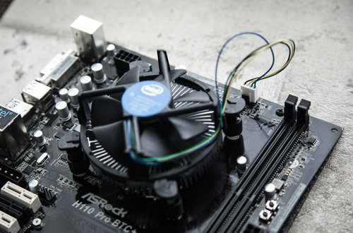 CPUファンをマザーボードに取り付けた状態