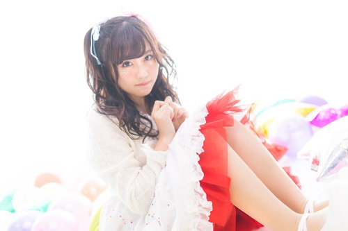 フリー素材アイドルがリボン付きツインテールでデビュー