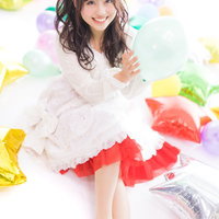 笑顔がまぶしいフリー素材アイドル、カラフル風船に囲まれた撮影会の写真