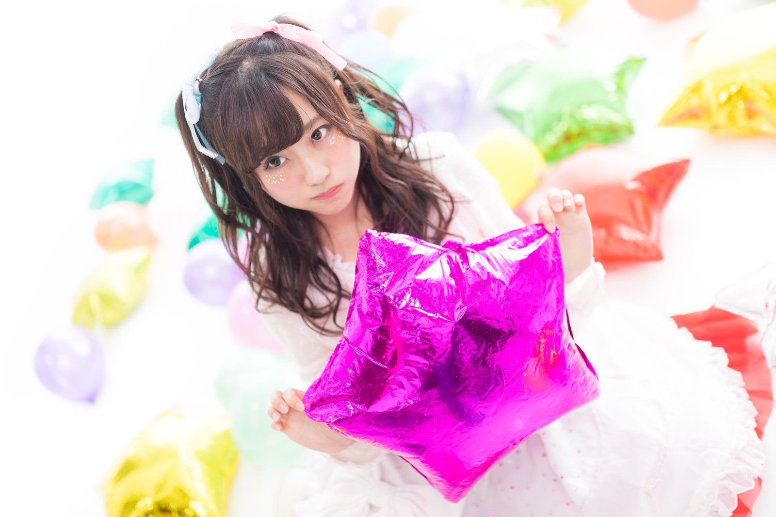 カラフルな風船を持つツインテールの女性アイドル［モデル：河村友歌］