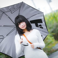 傘を差して注目を集める白い服の女性ポートレートの写真