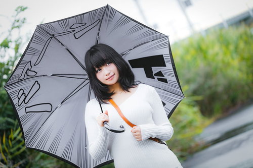 傘を差して注目を集める白い服の女性ポートレート