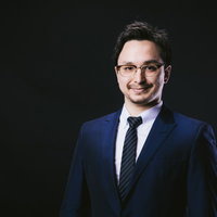 紺色のスーツを着たドイツ人ハーフの男性ビジネスマンの写真