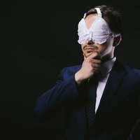 絶妙なフィット感のアイマスクに満足する会社員の写真