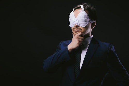 絶妙なフィット感のアイマスクに満足する会社員