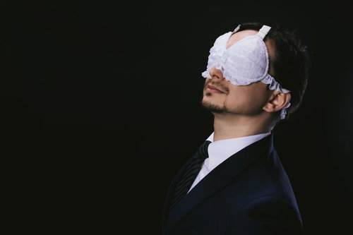 黒いスーツにレースのアイマスクを装着する変態紳士