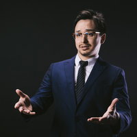 反対意見を述べる外資系役員の困惑した表情の写真