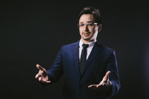 反対意見を述べる外資系役員の困惑した表情