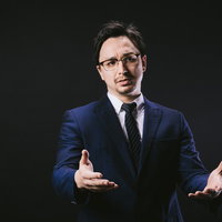 日本のやり方に納得がいかないドイツ人ハーフの男性の写真