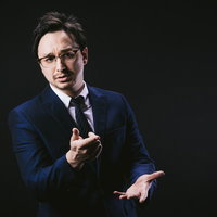 加熱する議論で感情が昂ぶるドイツ人ハーフ男性の写真