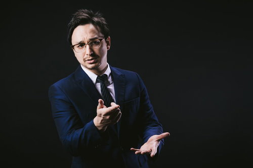 加熱する議論で感情が昂ぶるドイツ人ハーフ男性