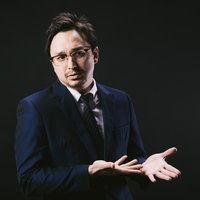 話にならないという表情のドイツ人ハーフの男性の写真