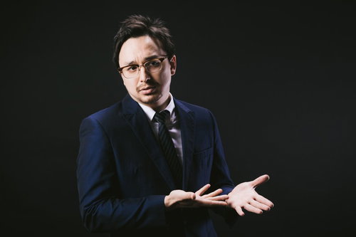 話にならないという表情のドイツ人ハーフの男性