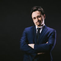 売上未達で困り果てるドイツ人ハーフの外資系会社員男性の写真