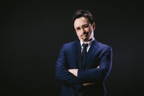 売上未達で困り果てるドイツ人ハーフの外資系会社員男性