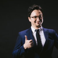 薄ら笑いを浮かべながらいいね！するドイツ人ハーフの写真