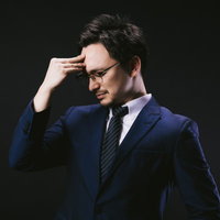 ガクンと脳に来るドイツ人ハーフの男性の頭痛と疲労の写真