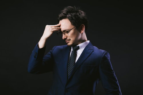 ガクンと脳に来るドイツ人ハーフの男性の頭痛と疲労