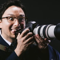 300mmの望遠レンズを装着すると人格が変わってしまうゲス顔ドイツ人ハーフ男性の写真