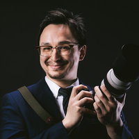 白い望遠レンズをチラつかせるドイツ人ハーフ男性の写真