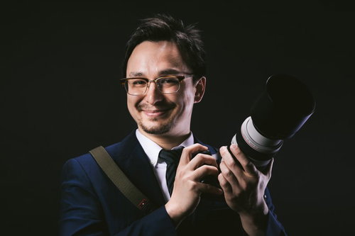 白い望遠レンズをチラつかせるドイツ人ハーフ男性