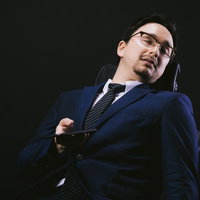 スマホを握ったままリクライニングチェアで寝落ちするドイツ人ハーフの写真