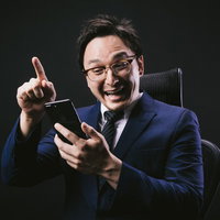 スマホアプリに没頭するゲス顔ドイツ人ハーフの写真