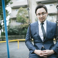 路頭に迷うスーツ姿のドイツ人ハーフの男性の写真