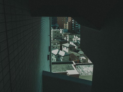 電線の交差が描く都市の表情と澄んだ空、複雑な電柱と放射状の配線