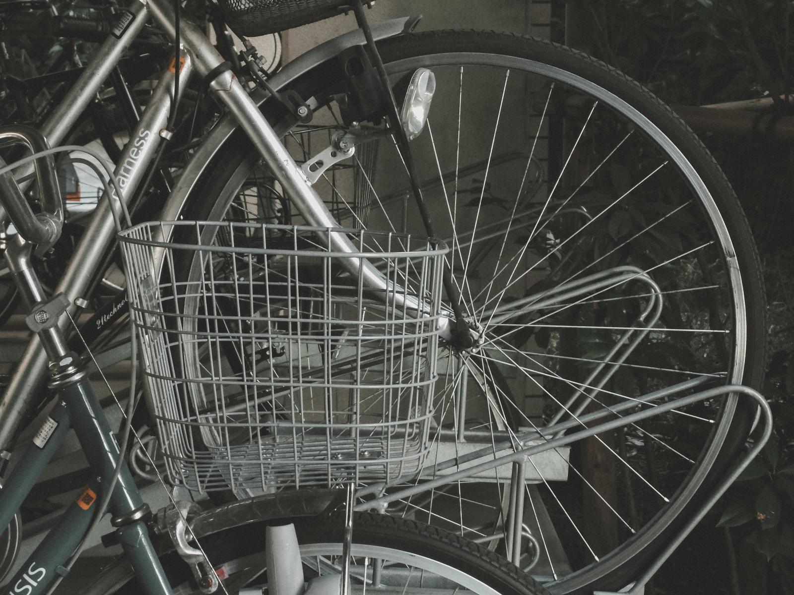 駐輪場に密集して並んだ自転車