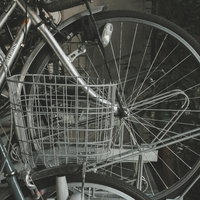 重なり合うように駐輪された自転車の写真