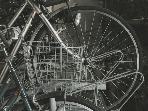 重なり合うように駐輪された自転車