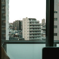 窓の向こうに広がる都市の風景の写真