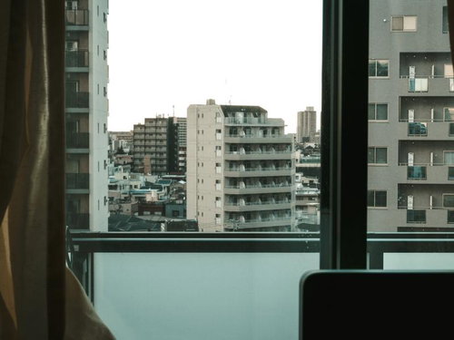 窓の向こうに広がる都市の風景