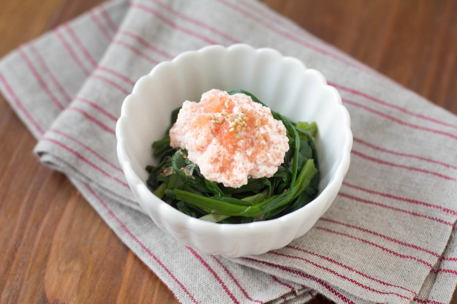 小鉢に盛った明太白和えお浸しと青菜