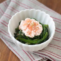 明太のうま味が効いた白和えお浸し、青菜乗せの写真