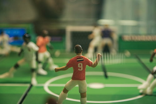 サッカーボードゲームの赤いユニフォーム９番選手フィギュア