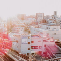 朝日が差し込む都市の住宅街の写真
