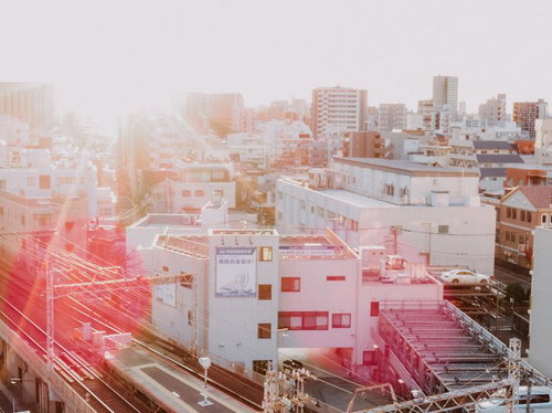 朝日が差し込む都市の住宅街