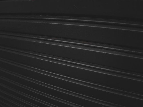 閉じられたシャッター（黒）