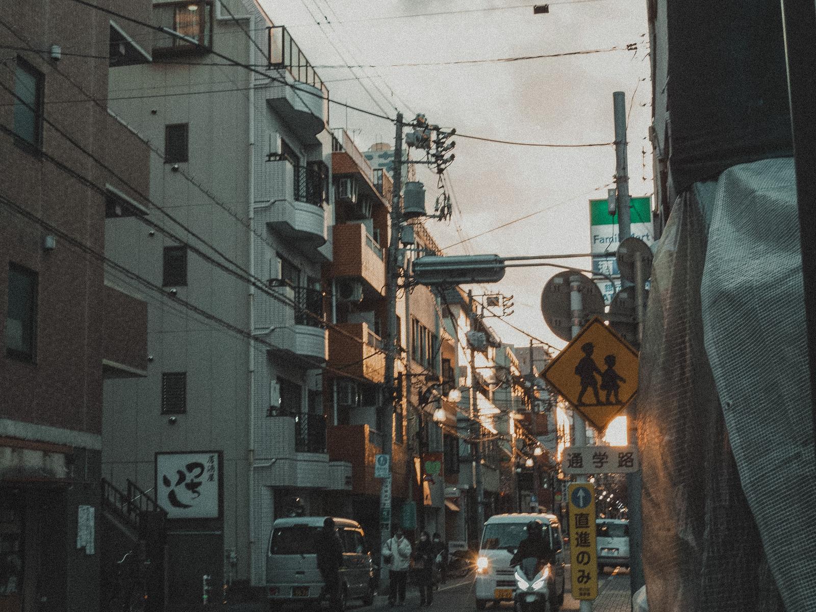 夕暮れの住宅街路地と通学路標識