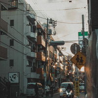 夕暮れに染まる住宅街と通学路の風景の写真
