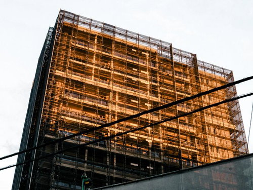 夕日に染まる高層ビルの足場