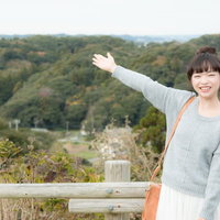 太東岬からの景観をアピールする女性レポーターの写真